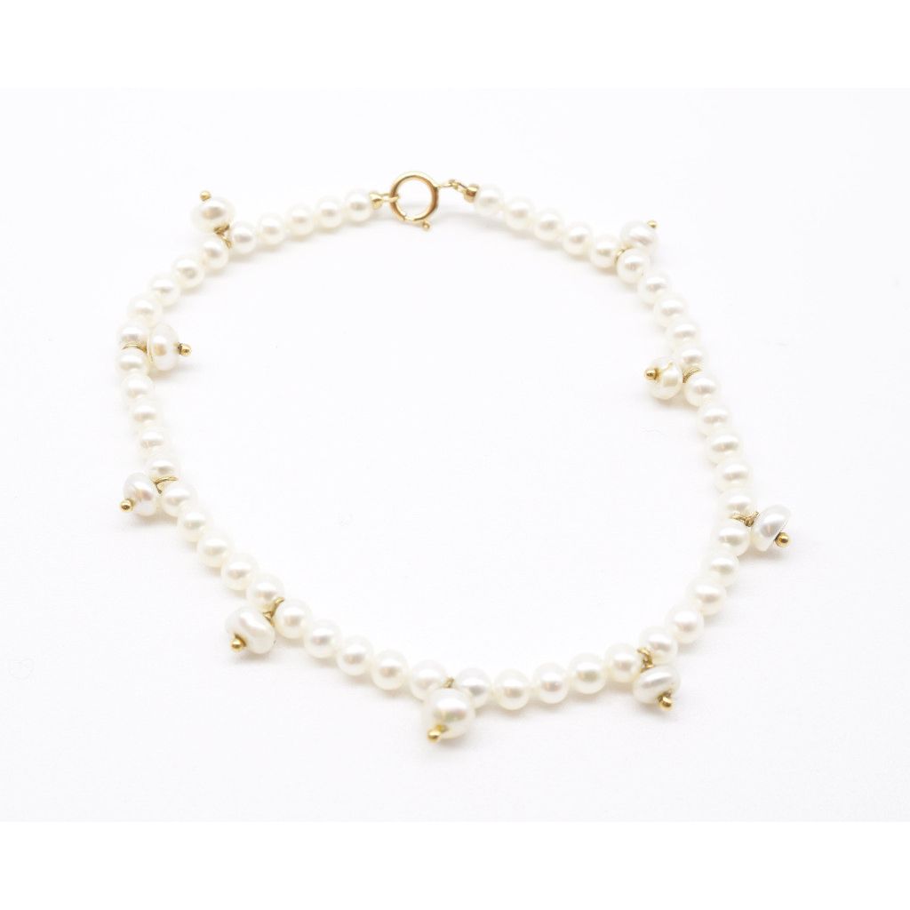 Pearls bracelet with pendants