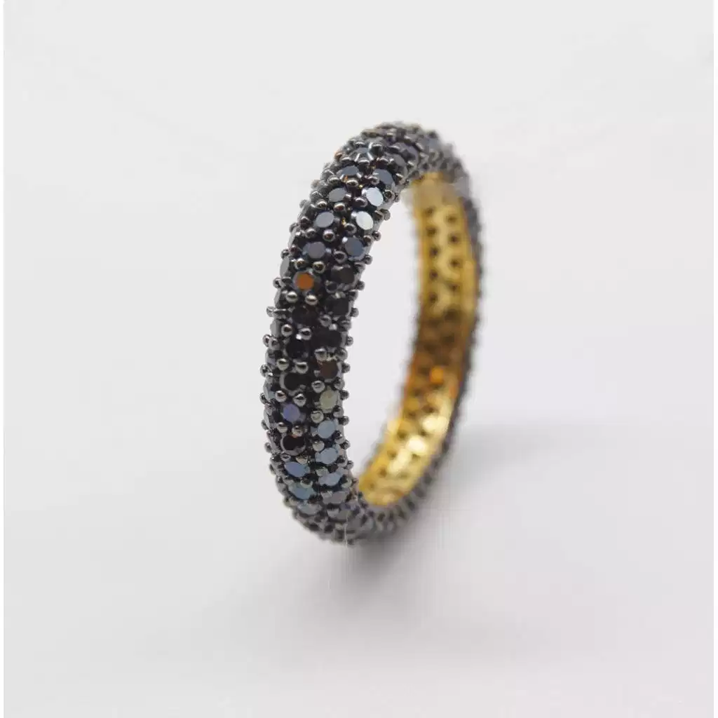 Veretta with black zircons and burnishing