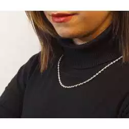 Collana a catena godronata in oro bianco foto indossata