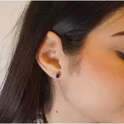 Orecchini blu ovali e 3 zirconi in Oro Bianco foto indossata