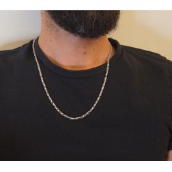 Collana a catena tubolare a 8 rigata oro bianco 55 cm foto indossata