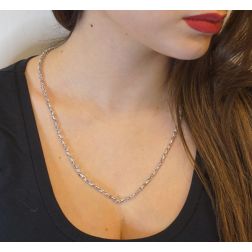 Collana a catena tubolare a 8 rigata oro bianco 55 cm foto indossata