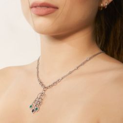 Collana a Ovali con Diamanti Smeraldi e Zaffiro Blu foto indossata