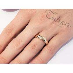 Photo of worn Wedding Band Comfortable UNOAERRE 5 mm