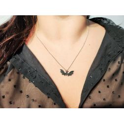 Collana Ciondolo Pipistrello Diamanti Neri e Rubini Foto Indossata
