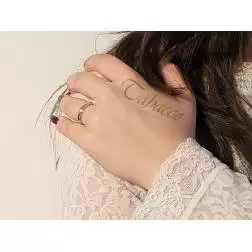 Fede Classica Bordi Oro Bianco 5gr UNOAERRE foto indossata donna