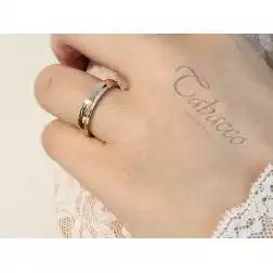 Fede Comoda 4 mm Oro Giallo con bordi bianchi Rodiati UNOAERRE foto indossata donna