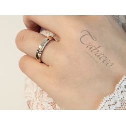 Photo of worn Wedding Band Comfortable UNOAERRE 4 mm Yellow gold with white rhodium sides