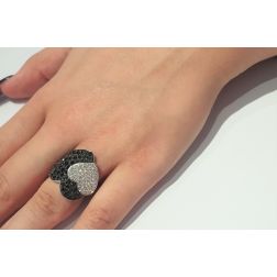 Anello Pavè Doppio Cuore con Diamanti Neri e Bianchi in Oro Bianco 18kt foto indossata