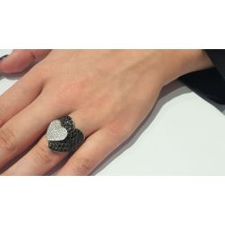 Anello Pavè Doppio Cuore con Diamanti Neri e Bianchi in Oro Bianco 18kt foto indossata