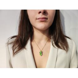 Ciondolo Bruco Blu Oro su foglia in bronzo foto indossata