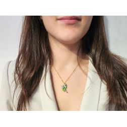 Ciondolo Libellula Celeste e Viola in oro su foglia in bronzo foto indossata