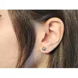 Orecchini Sfera 6mm Lucida superleggeri in Oro Bianco foto indossata