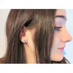 Orecchini Libellula Viola e Blu foto indossata