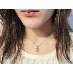 Ciondolo Medaglia ovale con Angioletto oro bianco