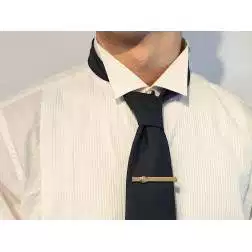 Fermacravatta con cerchio in rilievo in oro bianco