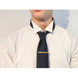 Tie clip with embossed circle in white gold