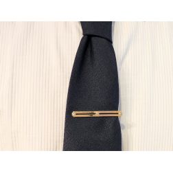 Two-tone tie pin with gap in the middle