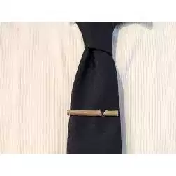 Fermacravatta bicolore con taglio a V