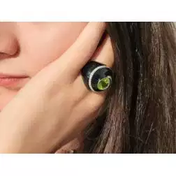 Anello Cupola nera Peridoto Verde Oro Bianco foto indossata