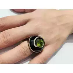 Anello Cupola nera Peridoto Verde Oro Giallo e Diamanti foto indossata
