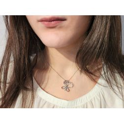 Collana Farfalla 3 pietre Zaffiro Rubino e Smeraldo foto indossata
