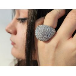 Anello Cupola Diamanti Oro Bianco Foto Indossata