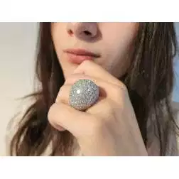 Anello Cupola Diamanti Oro Bianco Foto Indossata