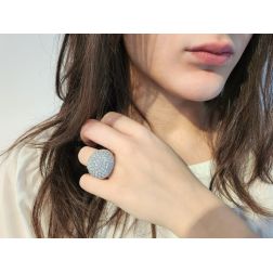 Anello Cupola Diamanti Oro Bianco Foto Indossata