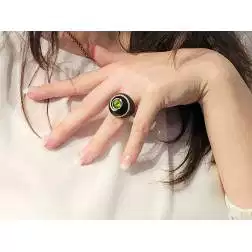 Anello Cupola nera Peridoto Verde Oro Bianco foto indossata