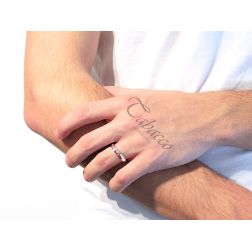 Fede Comoda 4 mm Oro Rosa con bordi bianchi Rodiati UNOAERRE foto indossata uomo