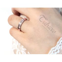 Fede Comoda 4 mm Oro Rosa con bordi bianchi Rodiati UNOAERRE foto indossata donna