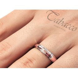 Fede Comoda 4 mm Oro Rosa con bordi bianchi Rodiati UNOAERRE foto indossata uomo