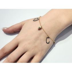 Bracciale con ciondoli ovali in oro giallo e bianco foto indossata