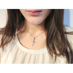 Croce conica lucida oro bianco 18kt foto indossata