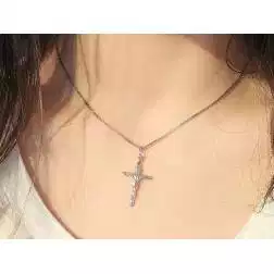 Croce Tronchetto in oro bianco con Cristo foto indossata