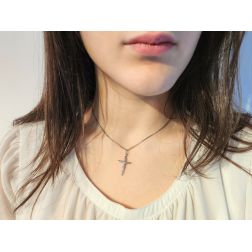 Croce Tronchetto in oro bianco con Cristo foto indossata