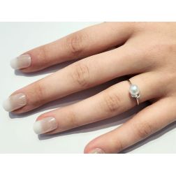 Anello con perla e zirconi in oro bianco foto indossata