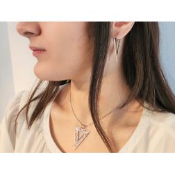 Ciondolo triangolare traforato oro rosa e bianco foto indossata