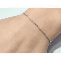 Bracciale "coda di topo" semirigido in oro bianco foto indossata
