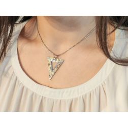 Ciondolo triangolare traforato oro rosa e bianco foto indossata