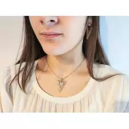 Ciondolo triangolare traforato oro rosa e bianco foto indossata