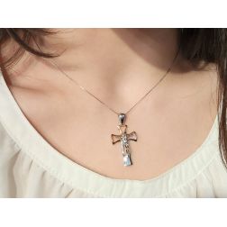 Ciondolo Croce forata con Cristo foto indossata
