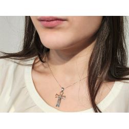 Ciondolo Croce forata con Cristo foto indossata