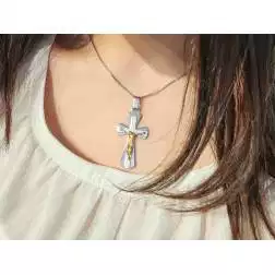 Ciondolo Croce satinata oro bianco con Cristo in oro giallo foto indossata