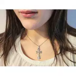 Ciondolo Croce satinata oro bianco con Cristo in oro giallo foto indossata