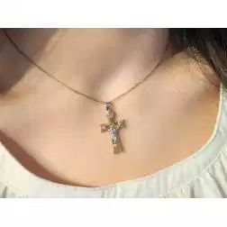 Croce Satinata Lucida con Cristo in oro bianco e giallo foto indossata