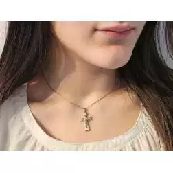 Croce Satinata Lucida con Cristo in oro bianco e giallo foto indossata