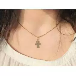 Croce Egizia del Nilo "Ankh" in Oro Giallo foto indossata