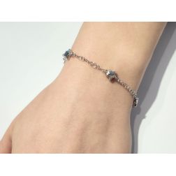 Bracciale Baby con 3 stelle in oro bianco foto indossata